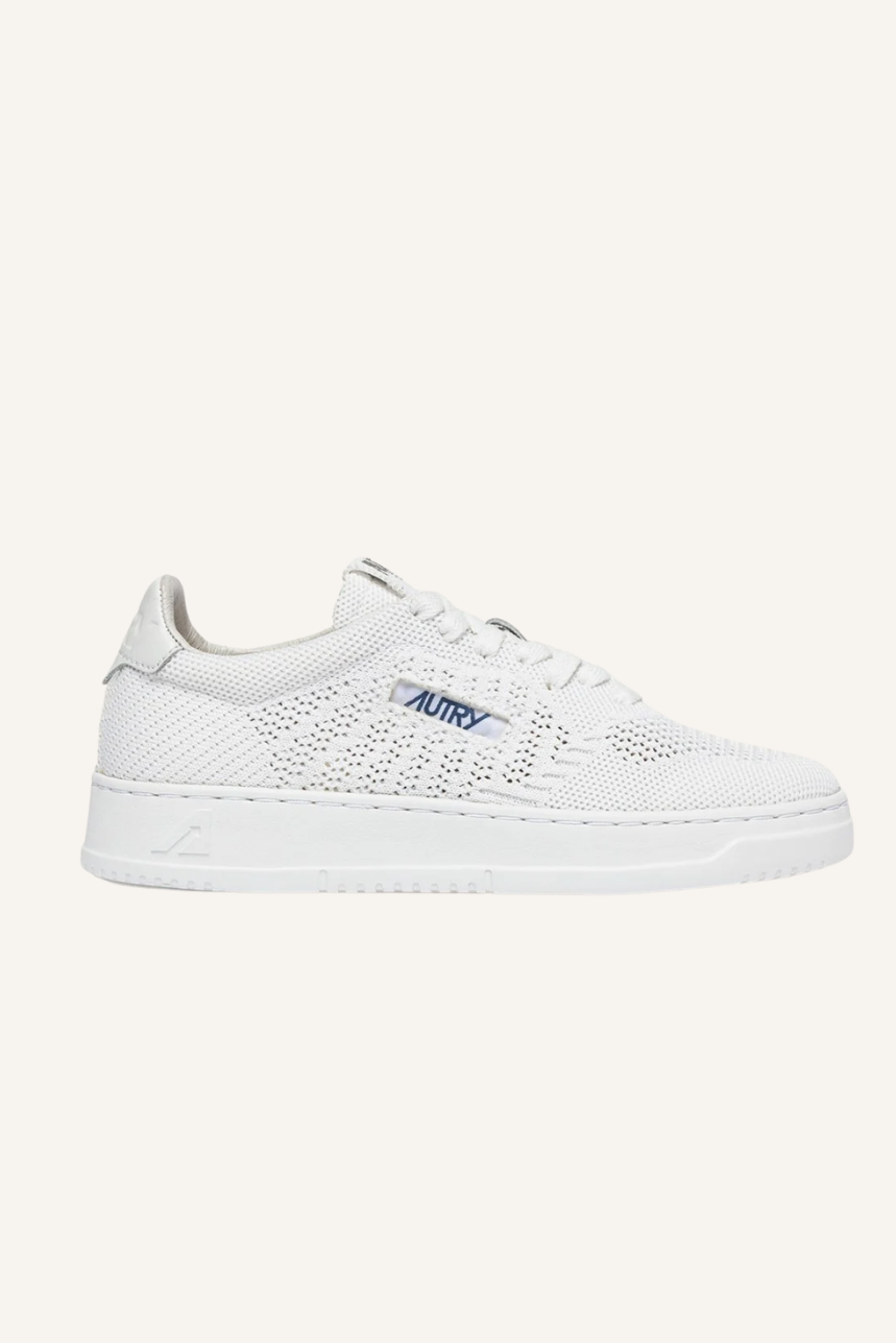 Weißer Sneaker mit flachen Baumwoll-Schnürsenkeln, gestricktem Obermaterial, gepolsterter Zunge, farblich passender Hinterkappe mit eingeprägtem Logo und kontrastfarbener Gummisohle mit Logo