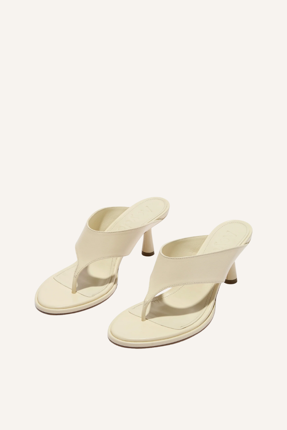 Elegante Zehensandale mit breitem V-förmigem Riemen, Zehensteg und kantigem Stiletto-Absatz in hellblau