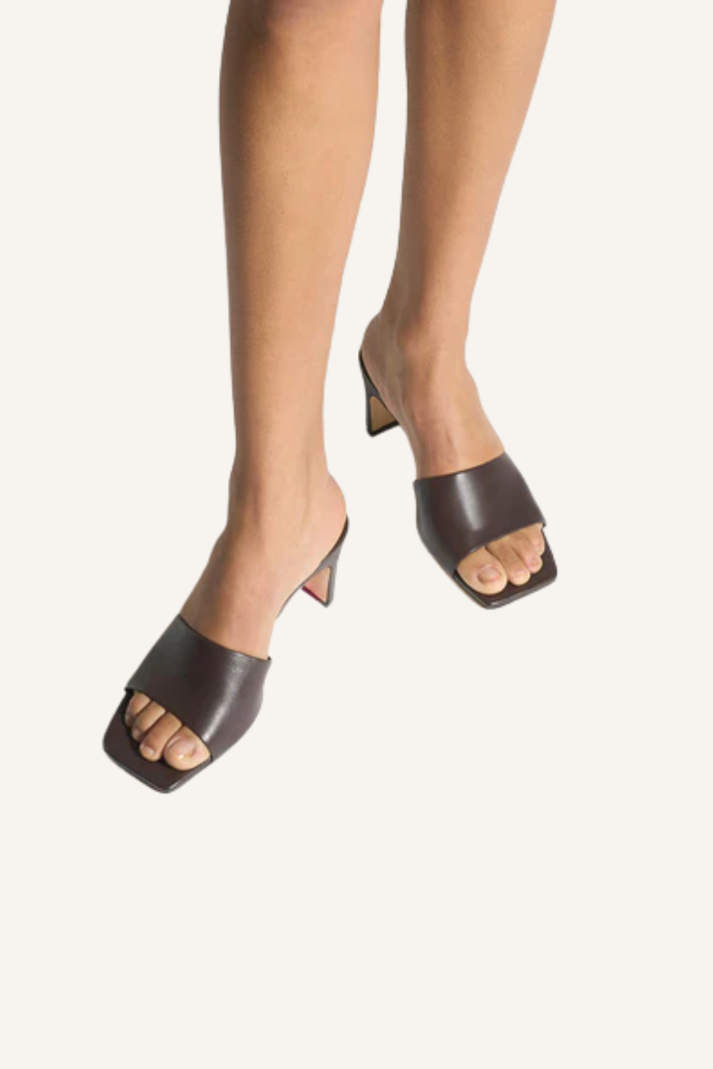Schuhmodell Jessie Mule aus weichem Nappaleder mit eckiger Zehenform und schlankem Blockabsatz an einem Fuß