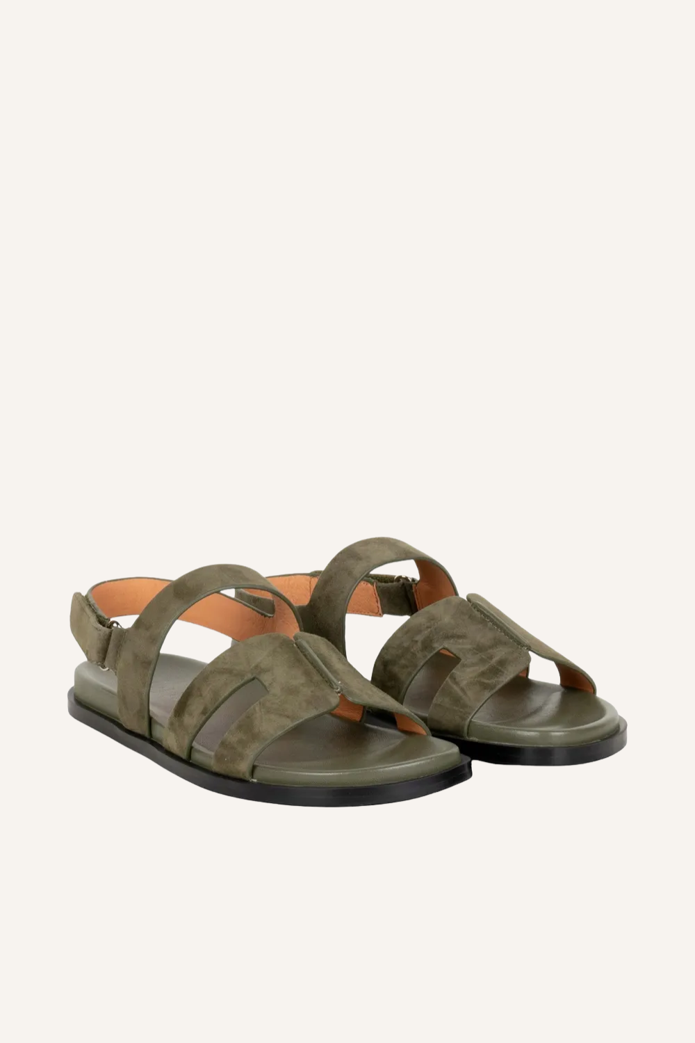 Flache Sandale mit schmalen Riemen und Fersenriemen in offenem, luftigen Design