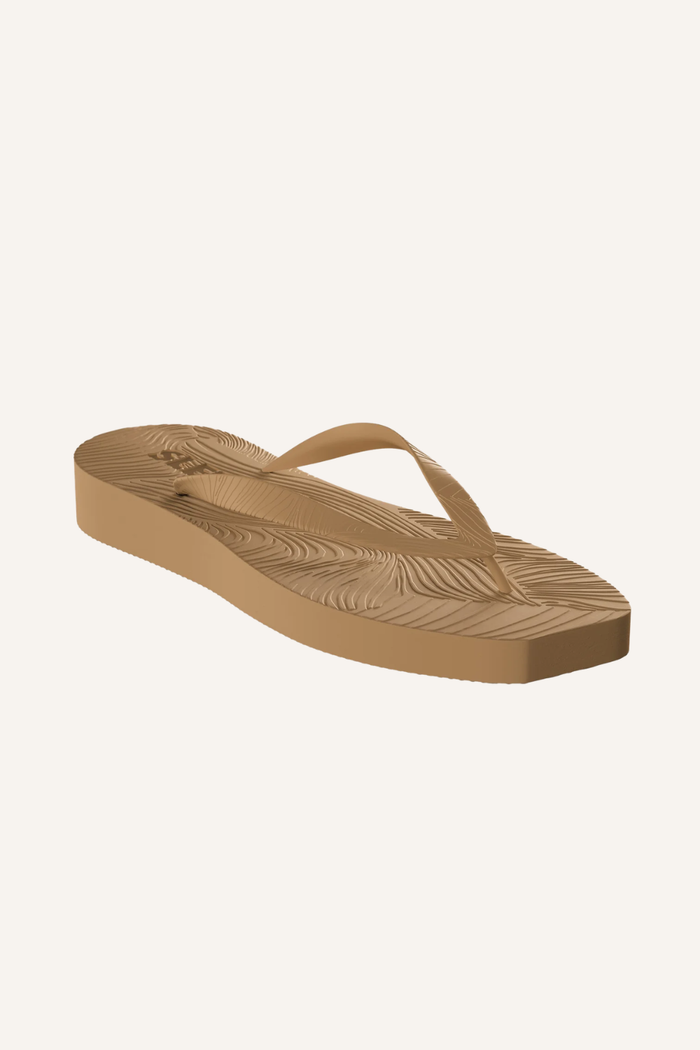 Beige Flip-Flop mit gewölbter Plateausohle und Riemen aus Naturkautschuk mit Muster auf der Sohle
