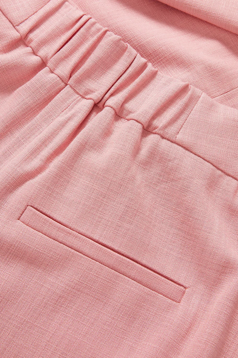 Close up: Weite Hose mit fließender Silhouette, hohem Bund mit Bundfalten, schrägen Eingrifftaschen vorne und Paspelgesäßtaschen hinten in babyblau mit dezenter Slub-Struktur und leichtem Glanz
