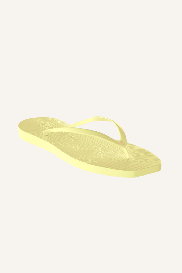 Klassische Flip-Flop-Silhouette mit gewölbter Plateausohle aus Naturkautschuk und schmalen Riemen