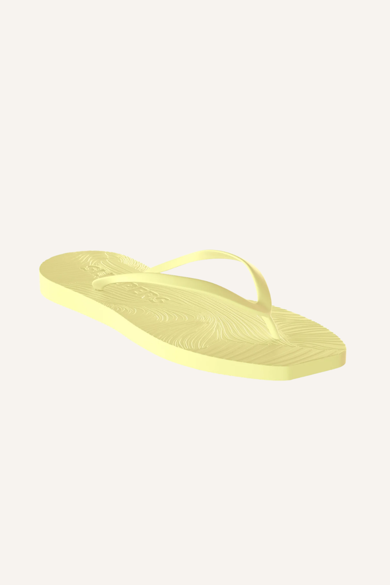 Klassische Flip-Flop-Silhouette mit gewölbter Plateausohle aus Naturkautschuk und schmalen Riemen