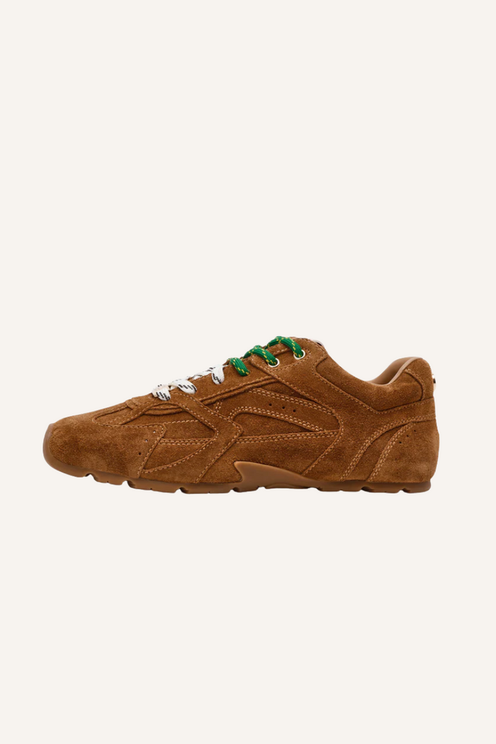 Sneaker aus braunem Veloursleder mit grünen und weißen Schnürsenkeln in modischer Silhouette