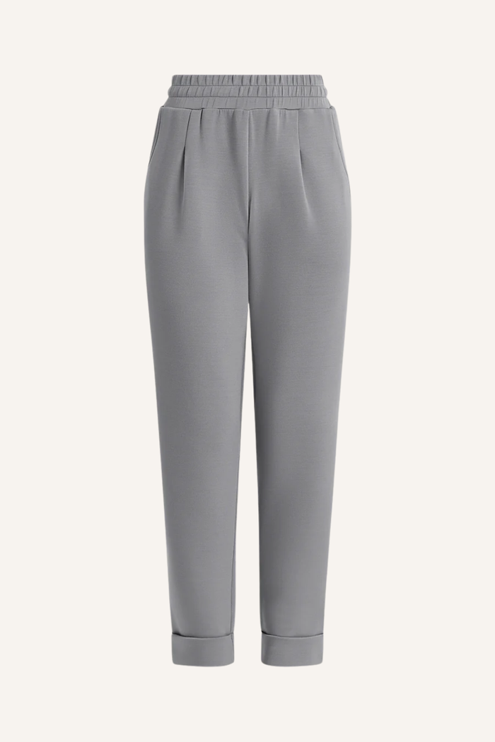 Schmal geschnittene Hose mit konisch zulaufendem Bein, elegantem Umschlag am Saum, geformten Taschen und Abnähern vorne am Bund