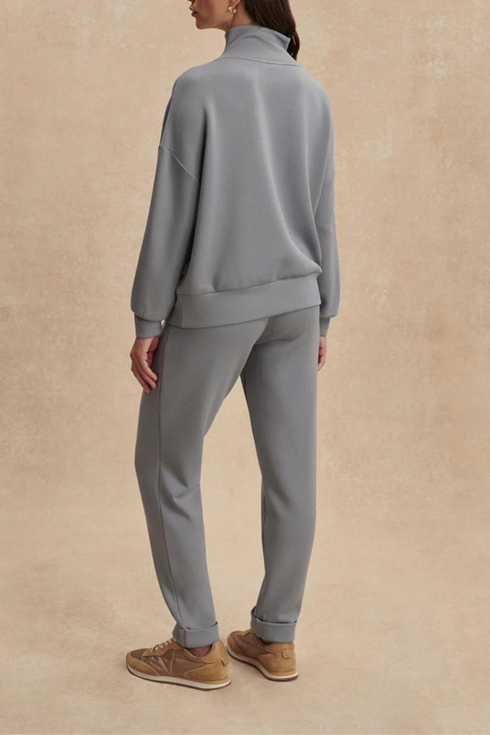 Schmal geschnittene Hose mit konisch zulaufendem Bein, elegant umgeschlagenem Saum, geformten Taschen und Abnähern vorne am Bund