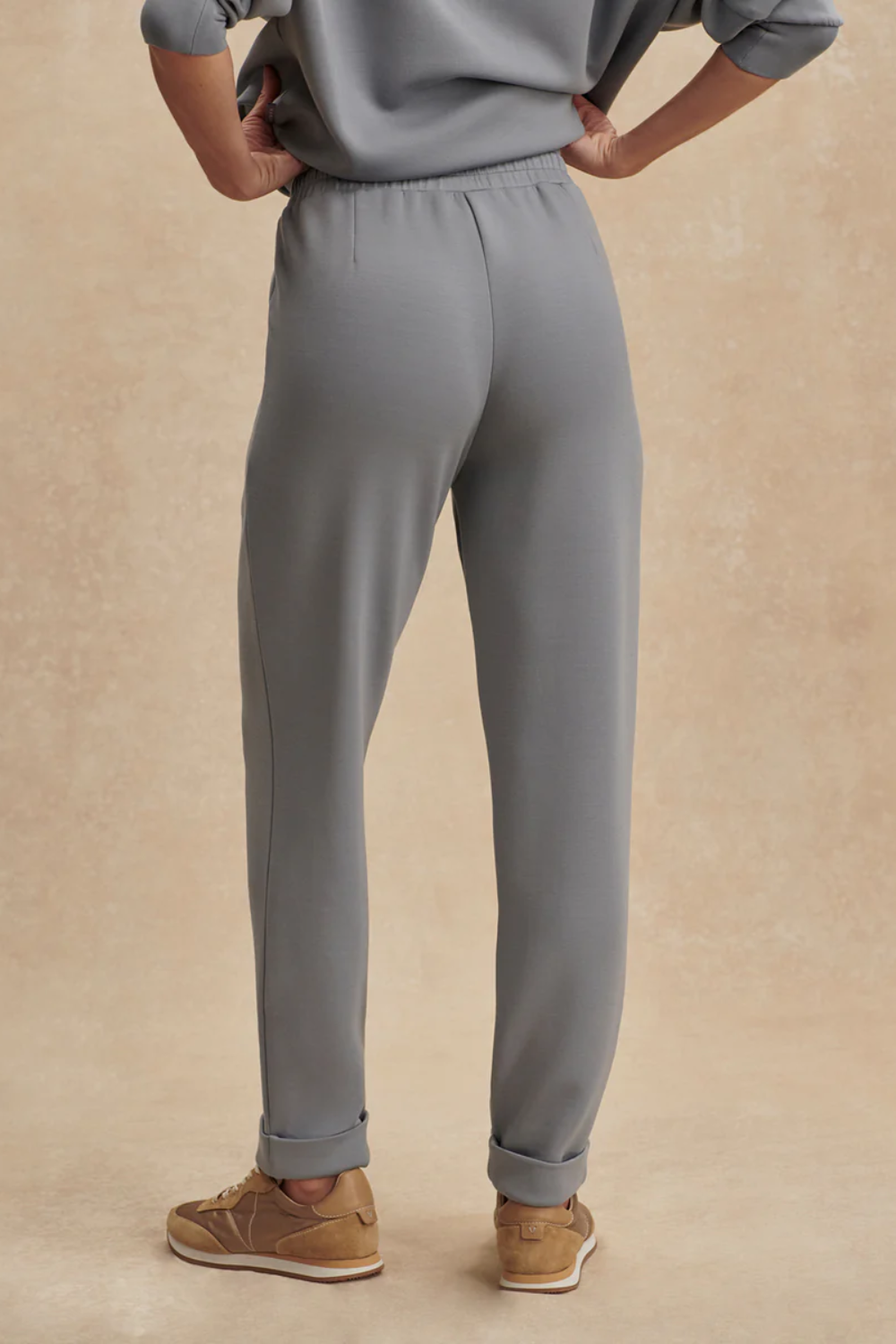 Schmal geschnittene Hose mit konisch zulaufendem Bein, elegant umgeschlagenem Saum, geformten Taschen und Abnähern vorne am Bund