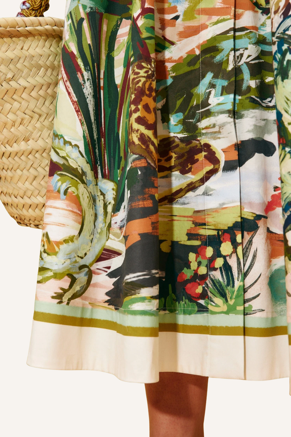 Close up Kleid mit klassischem Stegkragen, verdeckter Knopfleiste mit stoffbezogenen Knöpfen, ellbogenlangen Ärmeln, Inseam-Taschen und Gürtel aus Oberstoff, mit abstraktem, mehrfarbigem Muster