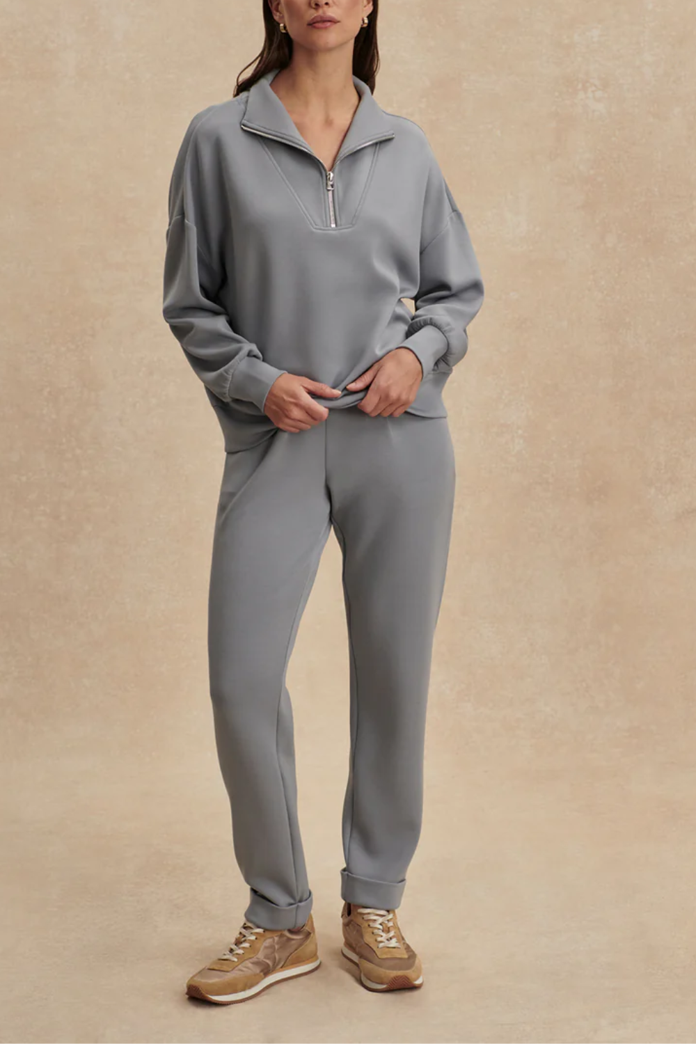 Schmal geschnittene Hose mit konisch zulaufendem Bein, elegant umgeschlagenem Saum, geformten Taschen und Abnähern vorne am Bund
