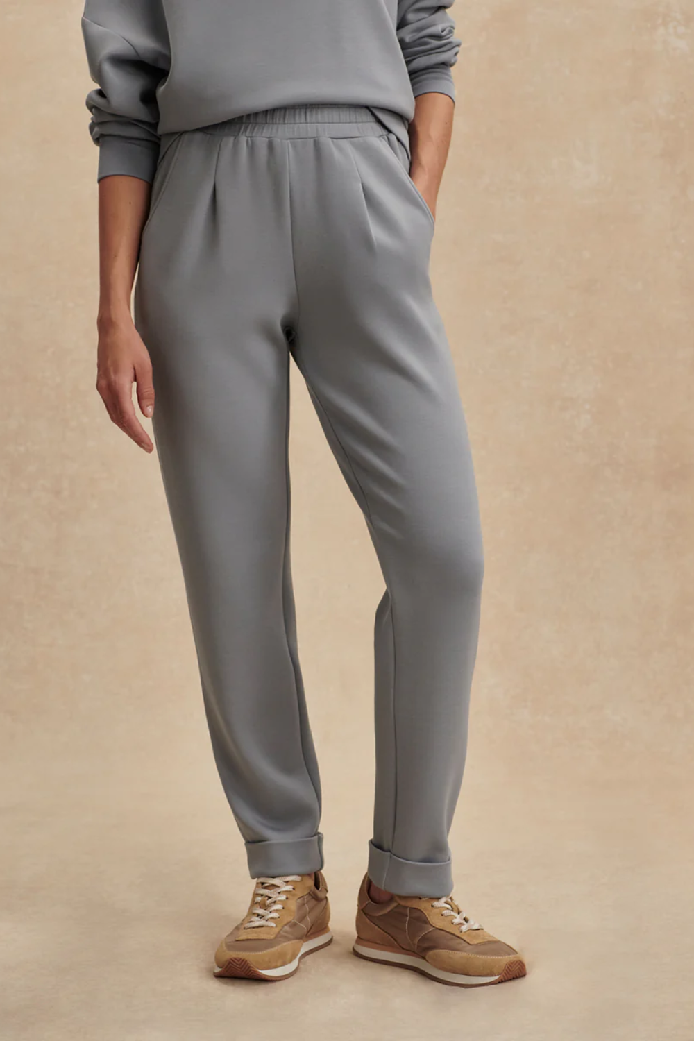 Schmal geschnittene Hose mit konisch zulaufendem Bein, elegant umgeschlagenem Saum, geformten Taschen und Abnähern vorne am Bund