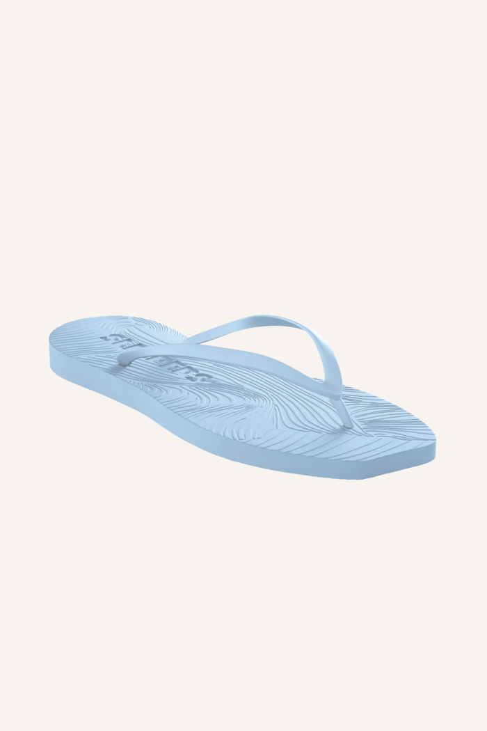 Hellblaue Flip-Flop mit klassischer Silhouette, gewölbter Sohle und Riemen aus Naturkautschuk