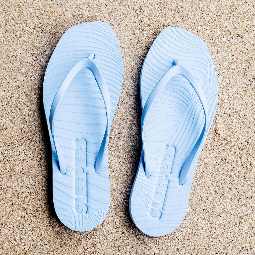 Hellblaue Flip-Flop mit klassischer Silhouette, gewölbter Sohle und Riemen aus Naturkautschuk