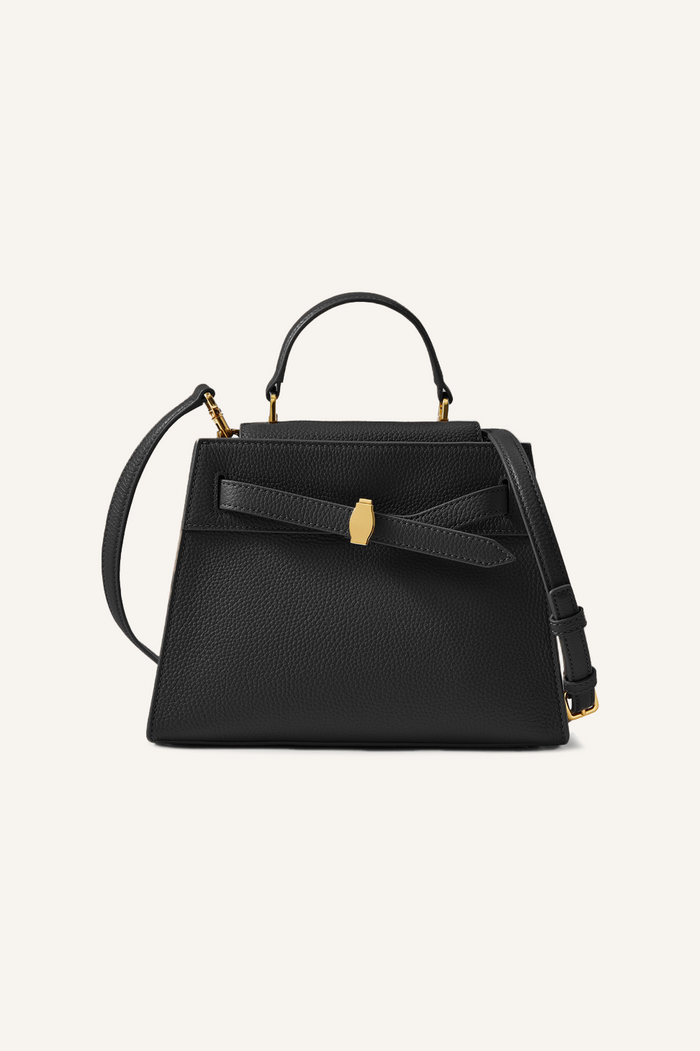 Schwarze Handtasche mit strukturierter Oberfläche, trapezförmiger Silhouette, strukturiertem Tragegriff, abnehmbarem verstellbarem Schultergurt und dekorativem Riemen mit goldfarbener Schnalle vorne