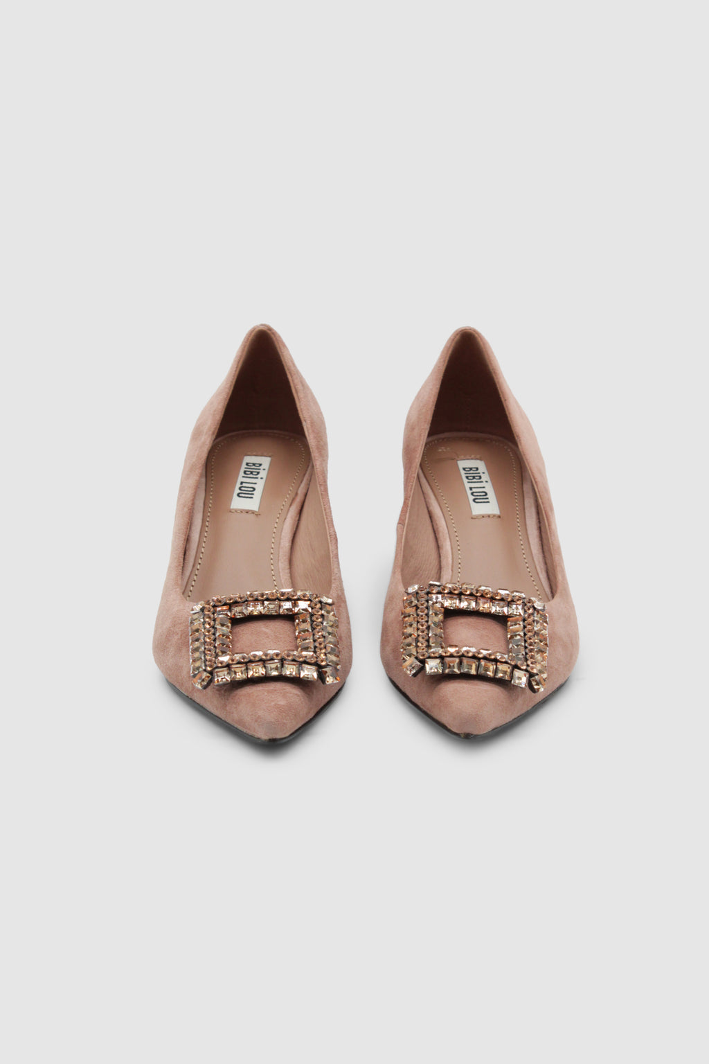 Rosafarbener hochhackiger Schuh mit einer Metallschnalle von vorne