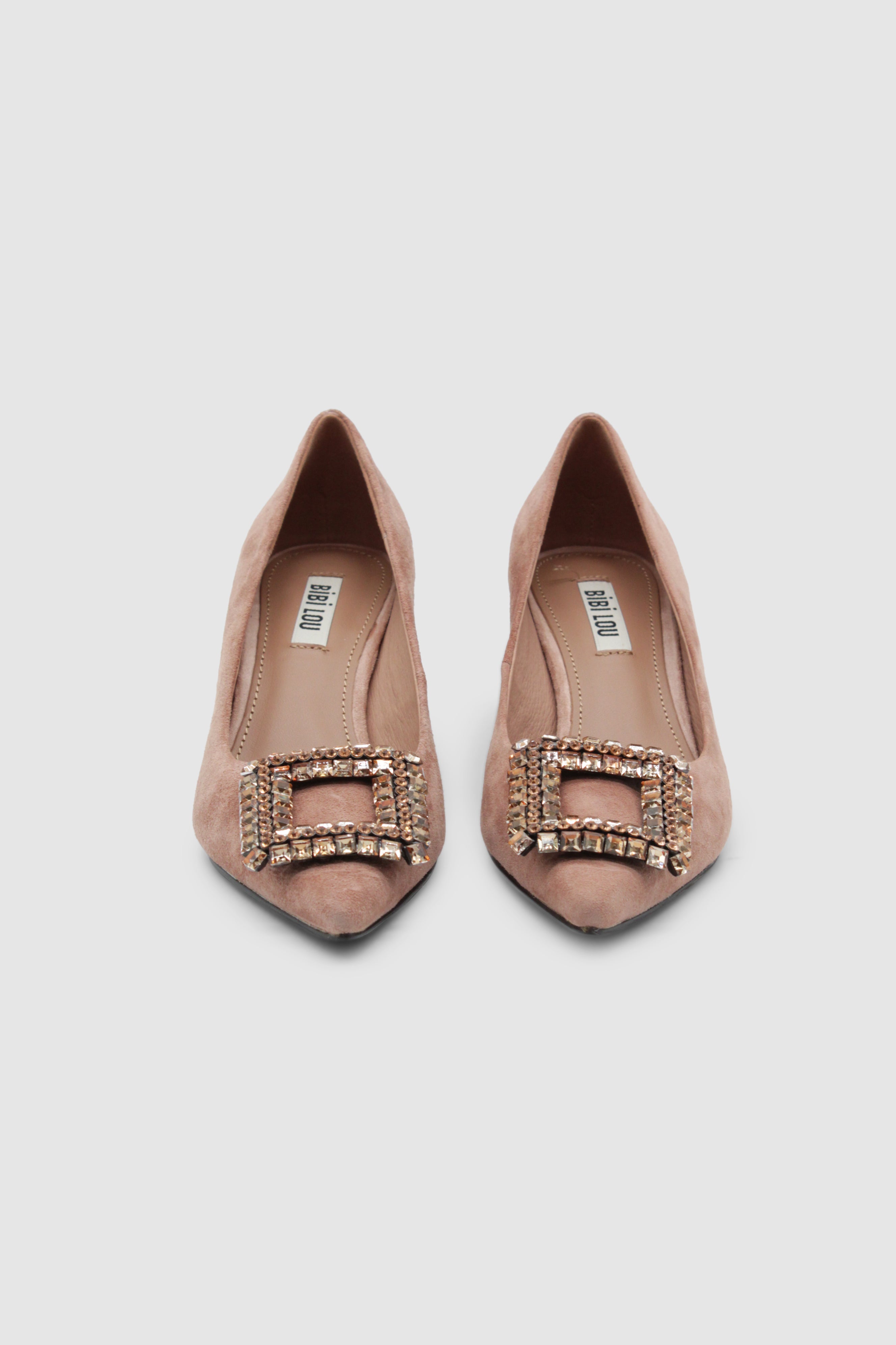 Rosafarbener hochhackiger Schuh mit einer Metallschnalle von vorne