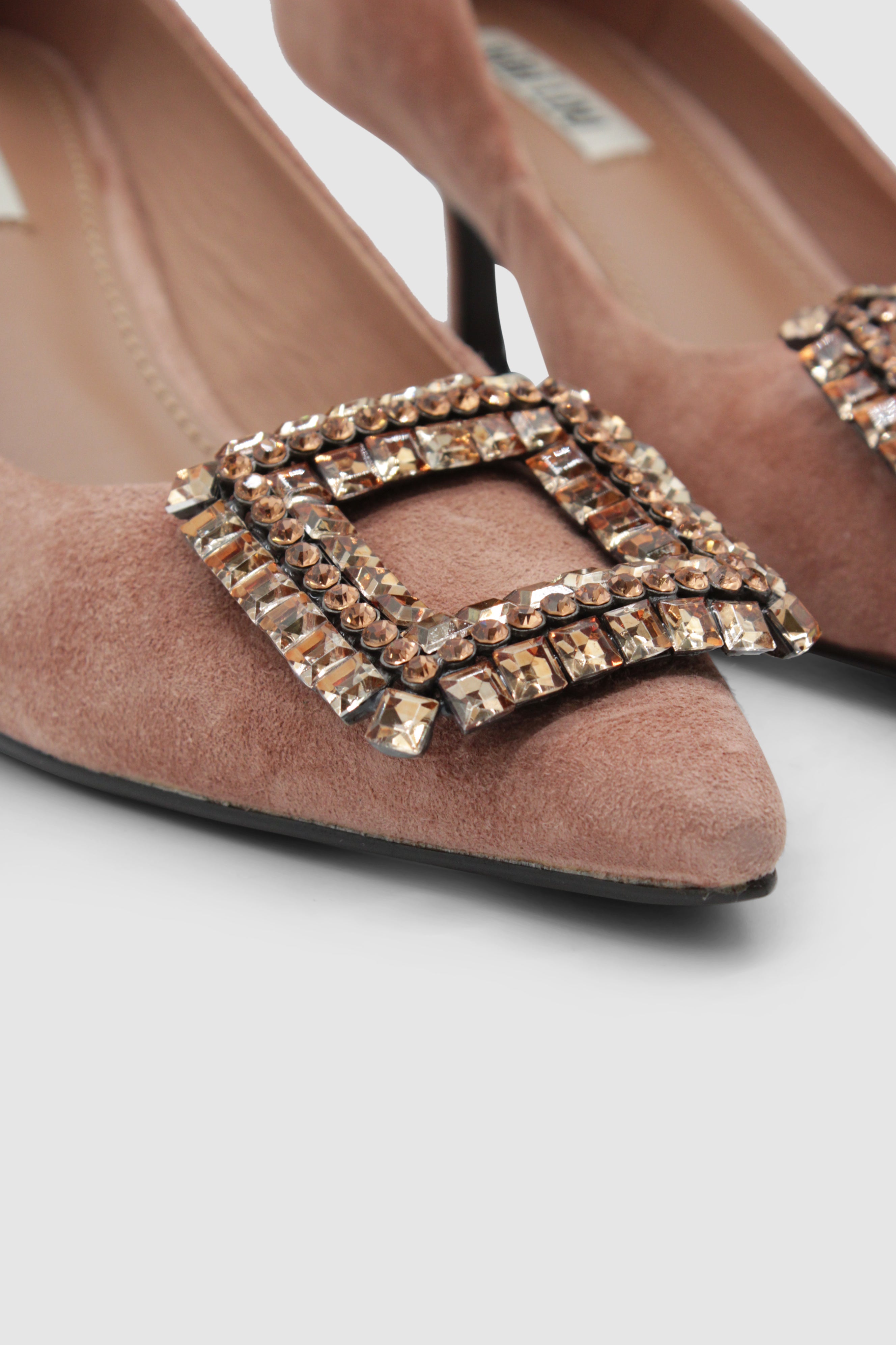 Details Foto von einem Rosafarbenen hochhackiger Schuh mit einer Metallschnalle