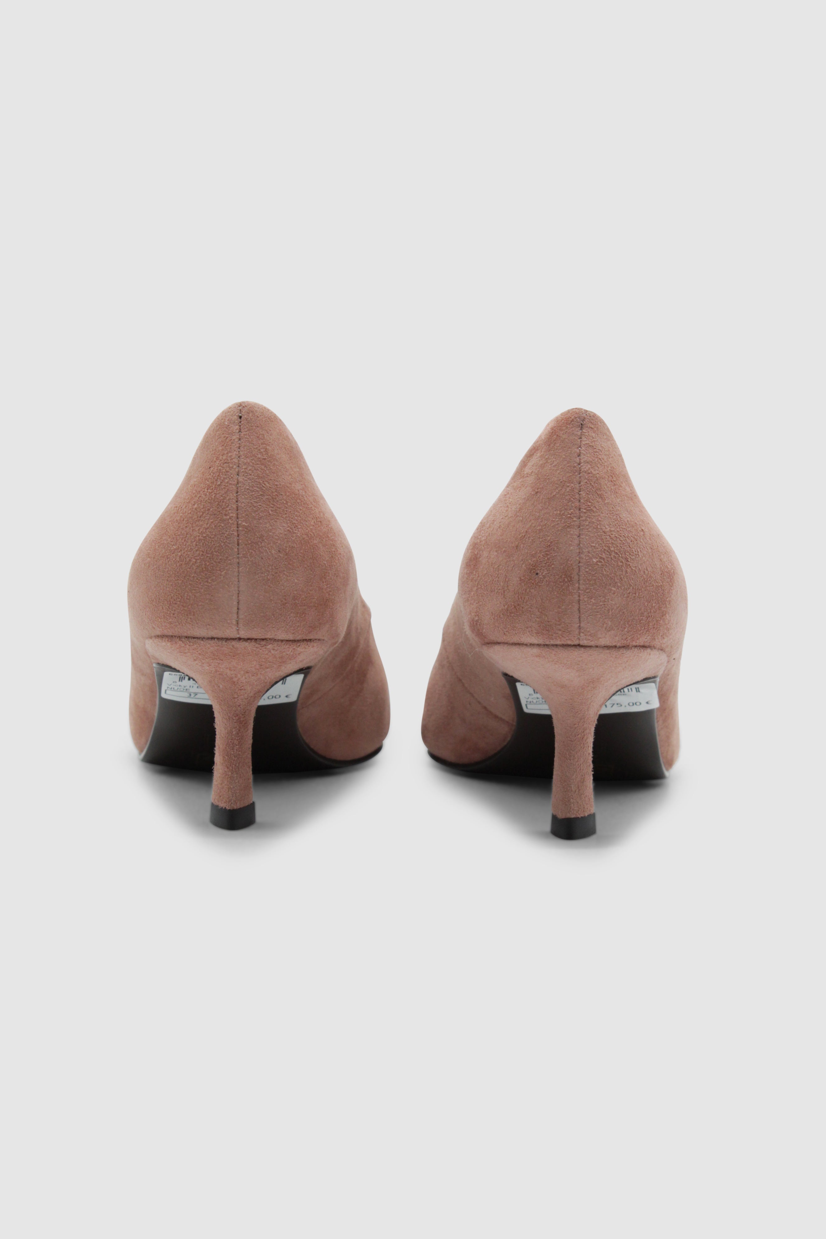 Rosafarbener hochhackiger Schuh mit einer Metallschnalle von hiten