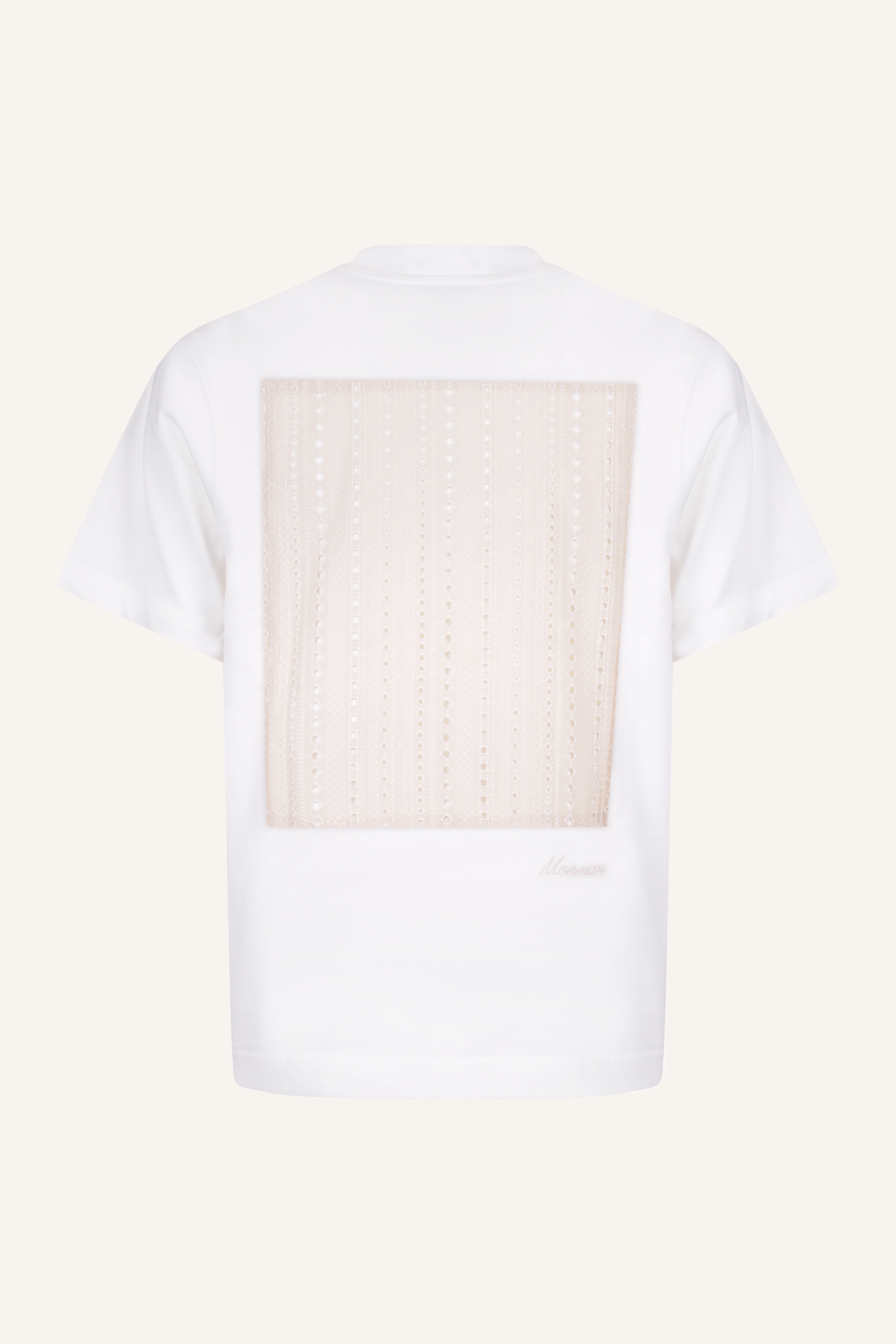 Weißes T-Shirt aus weichem Baumwoll-Jersey mit entspannter Silhouette und gesticktem Logo unter einem großen, rechteckigen, hellen Muster auf dem Rücken