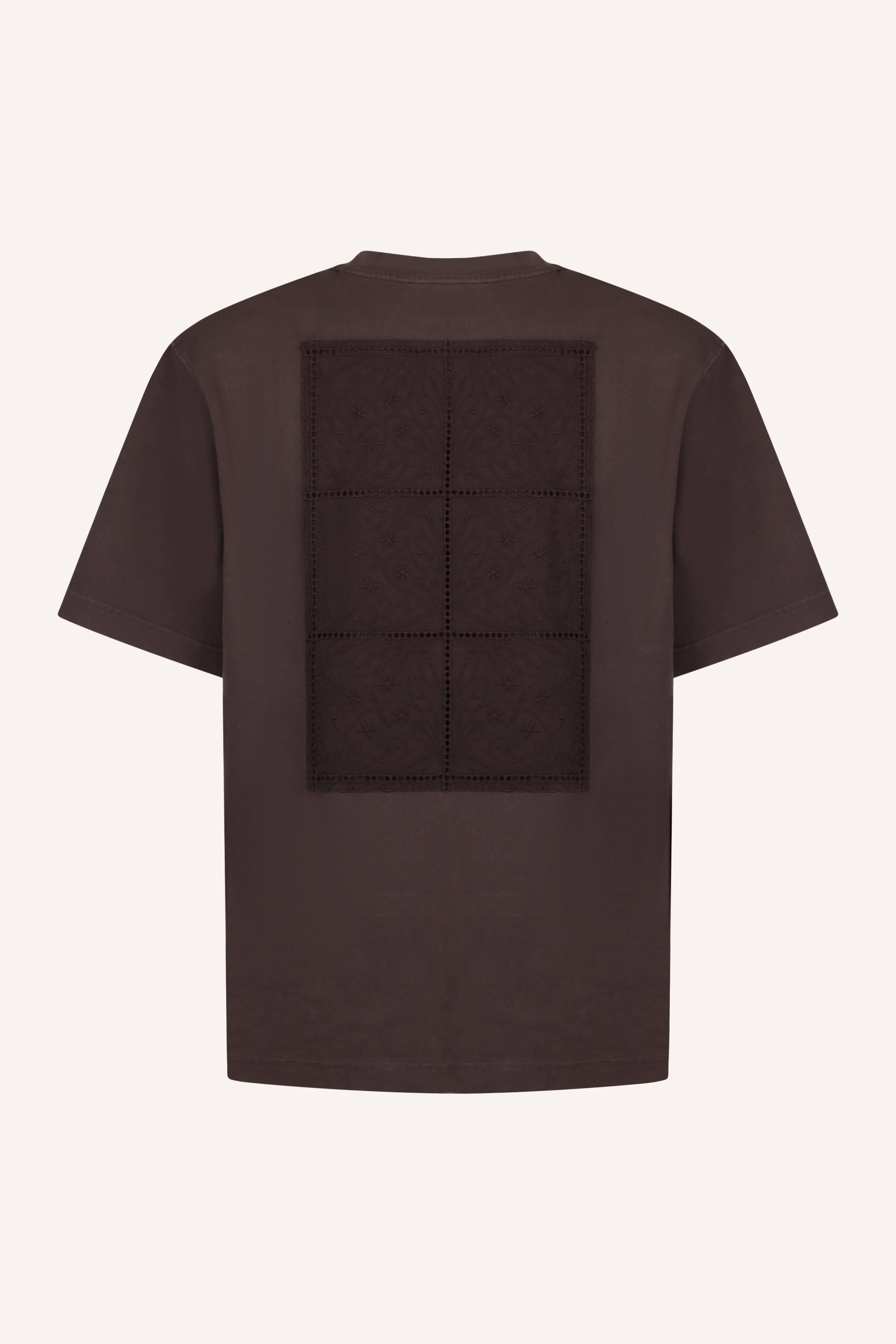Schwarzes T-Shirt aus weichem Baumwoll-Jersey mit entspannter Silhouette und gesticktem Logo unter einem großen, rechteckigen, dunkeln Muster auf dem Rücken