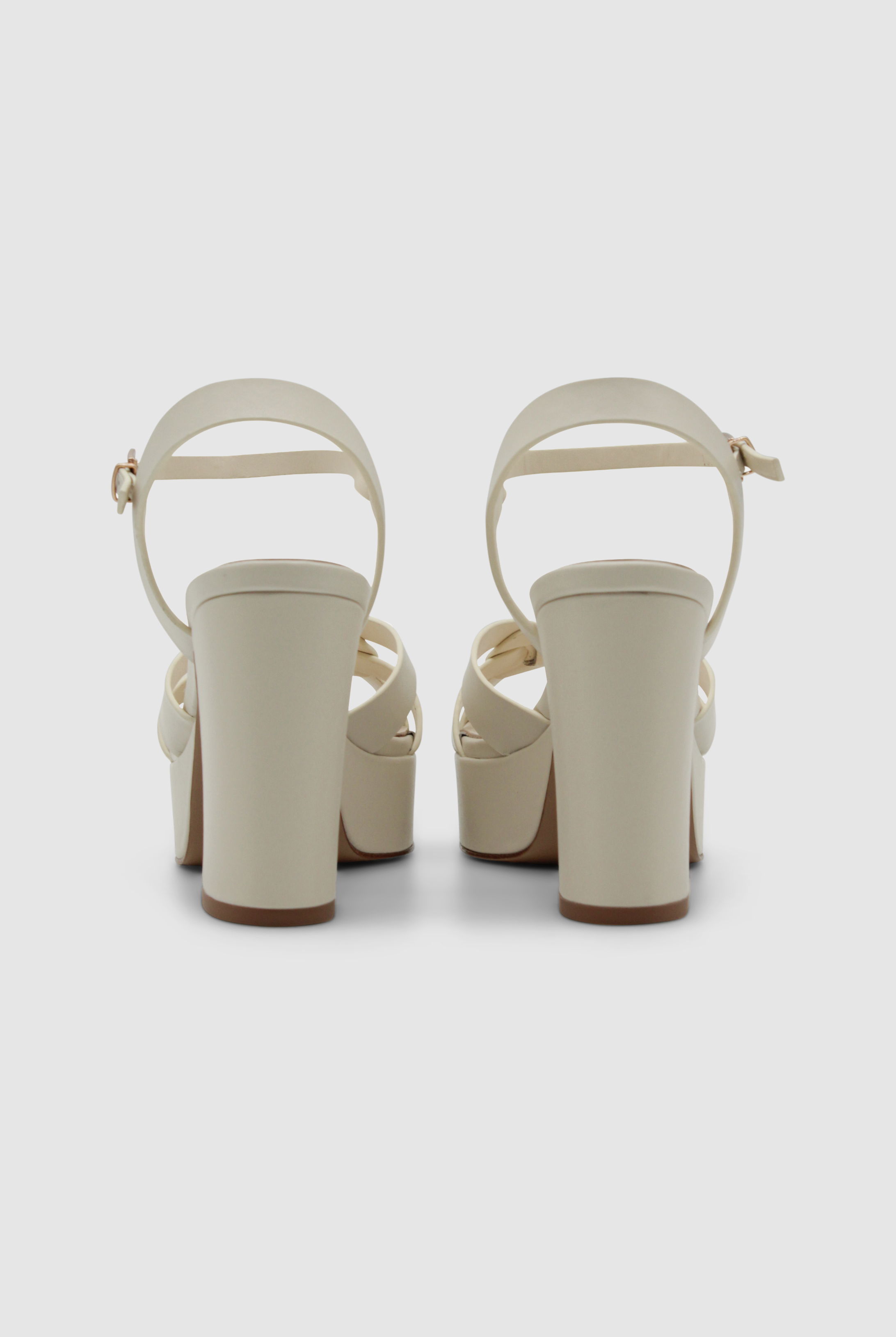Sandalen von Lola Cruz mit einer Plateausohle und geflochtenen Riemen an den Zehen. Die Schuhe haben einen Riemen an der Ferse und haben einen hohen Absatz