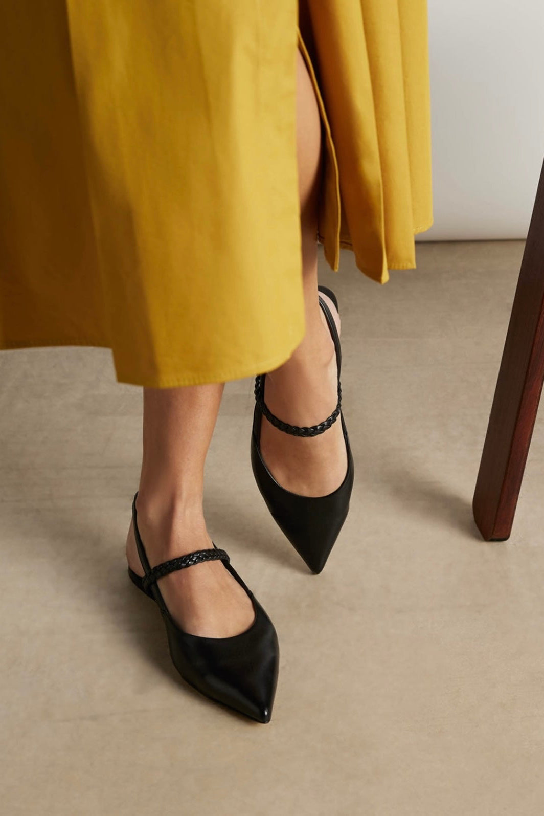 Schwarze Slingback Ballerinas mit spitzer Kappe und geflochtenem Knöchelriemen, kombiniert mit gelbem Midirock – Damenschuhe bei Marandino