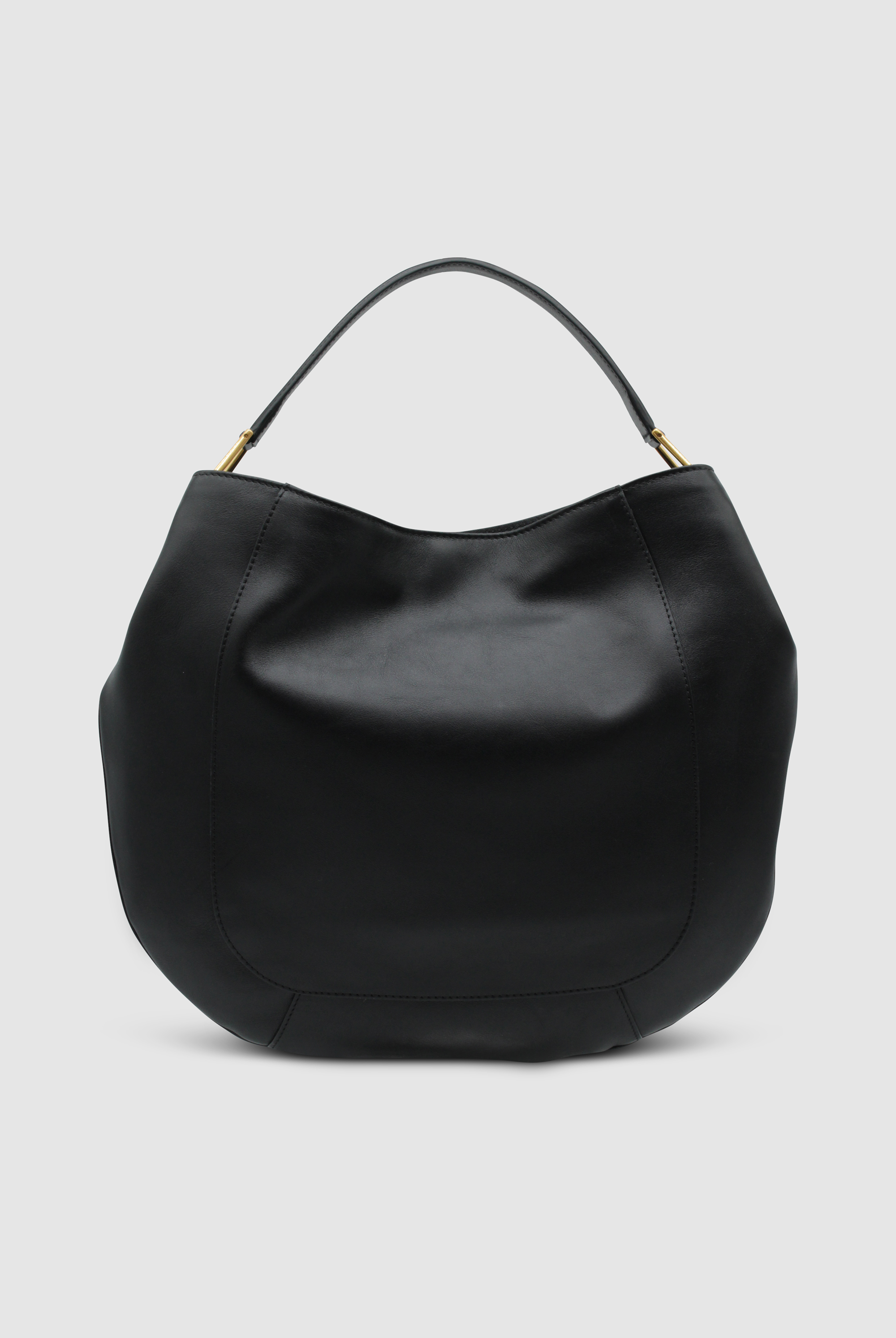 Bild einer sehr großen, runden Handtasche. Sie ist aus schwarzem, glatten Leder gefertigt von der Marke Gianni Chiarini