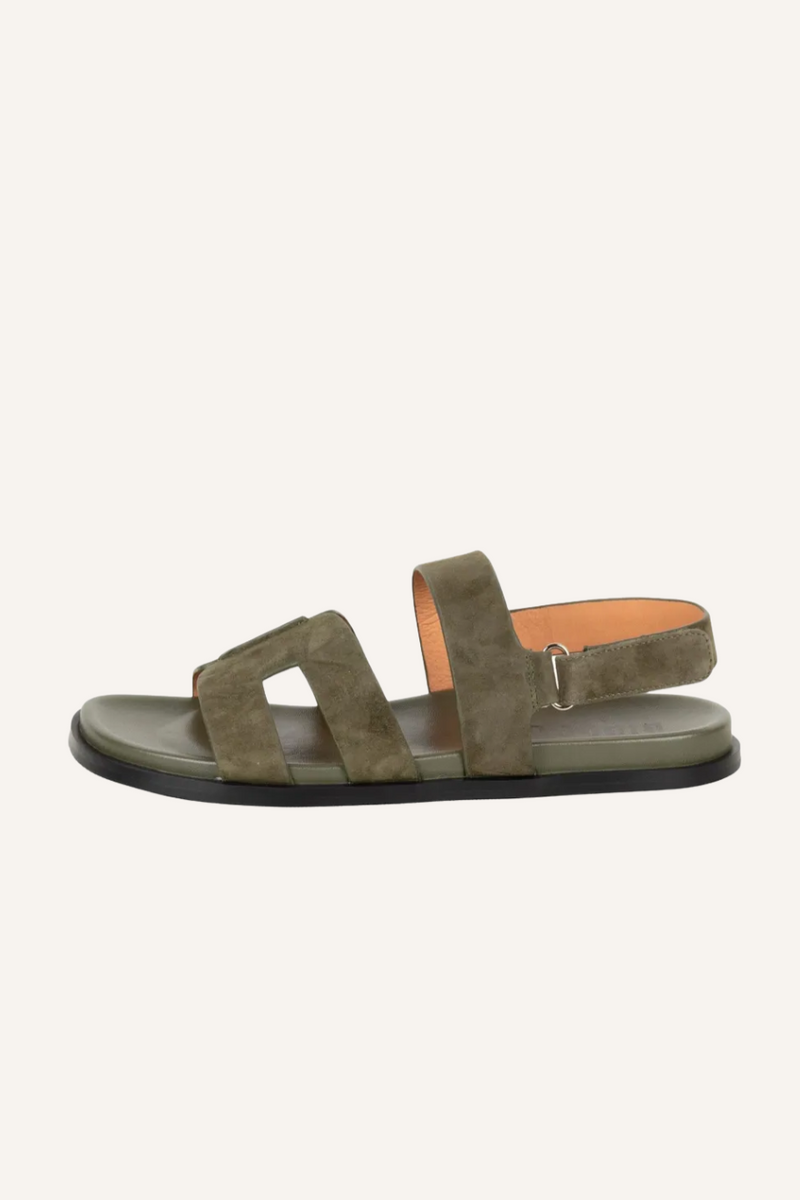 Flache Sandale mit schmalen Riemen und Fersenriemen in offenem, luftigen Design