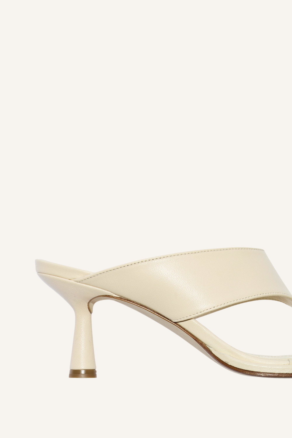 Close up: Elegante Zehensandale mit breitem V-förmigem Riemen, Zehensteg und kantigem Stiletto-Absatz in hellblau