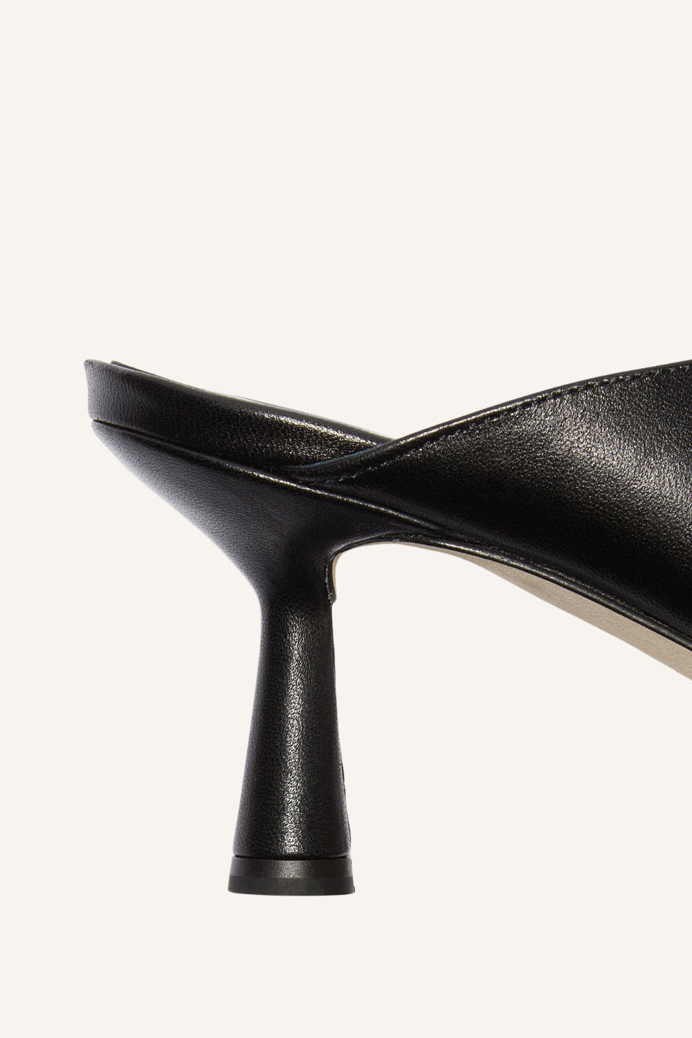 Close up: Schwarze Zehensandale mit breitem V-förmigem Riemen, Zehensteg und kantigem Stiletto-Absatz