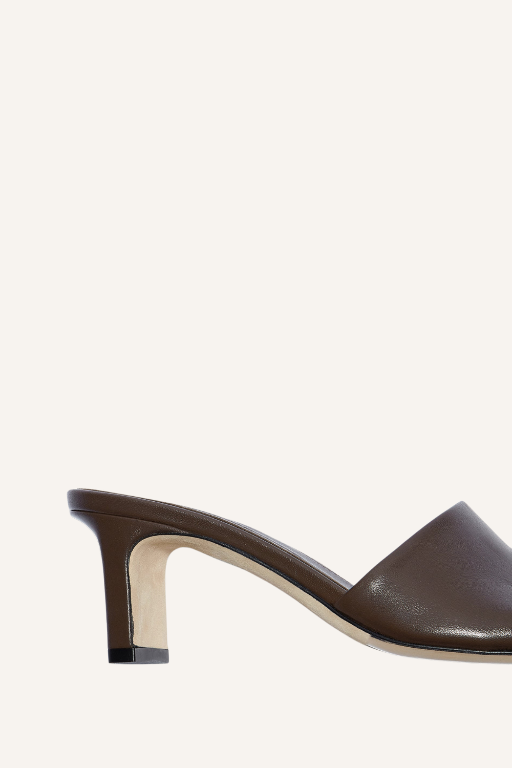 Close up: Schlichter Damenschuh Jessie Mule mit eckiger Zehenform, weichem Nappaleder und schlankem Blockabsatz