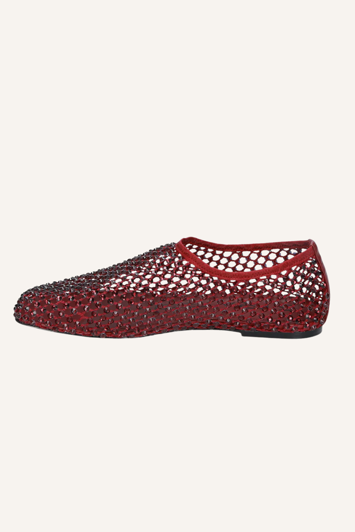 Roter Damenschuh mit kleinem Absatz, vollständig mit Strasssteinen bedeckt und Fesselriemchen, die jedes Licht reflektieren