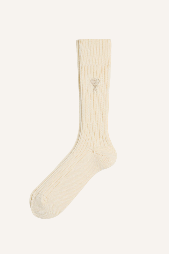 Tonale Socken im klassischen, gerippten Stil mit Ami Paris Stickerei in heller Farbe