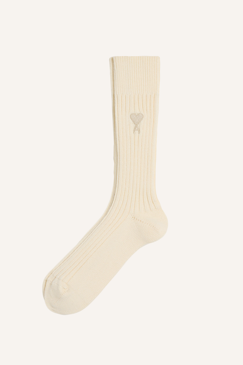 Tonale Socken im klassischen, gerippten Stil mit Ami Paris Stickerei in heller Farbe