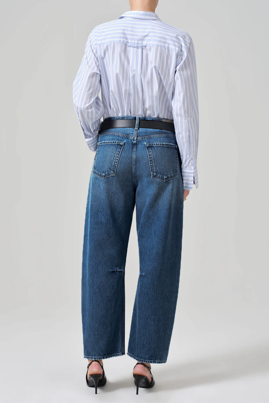 Weibliches Model trägt eine dunkelblaue, weite Miro Relaxed Jeans von Citizens of Humanity