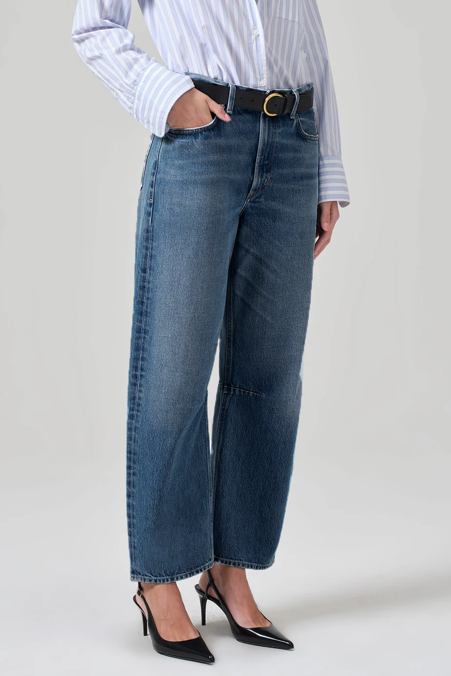 Weibliches Model trägt eine dunkelblaue, weite Miro Relaxed Jeans von Citizens of Humanity