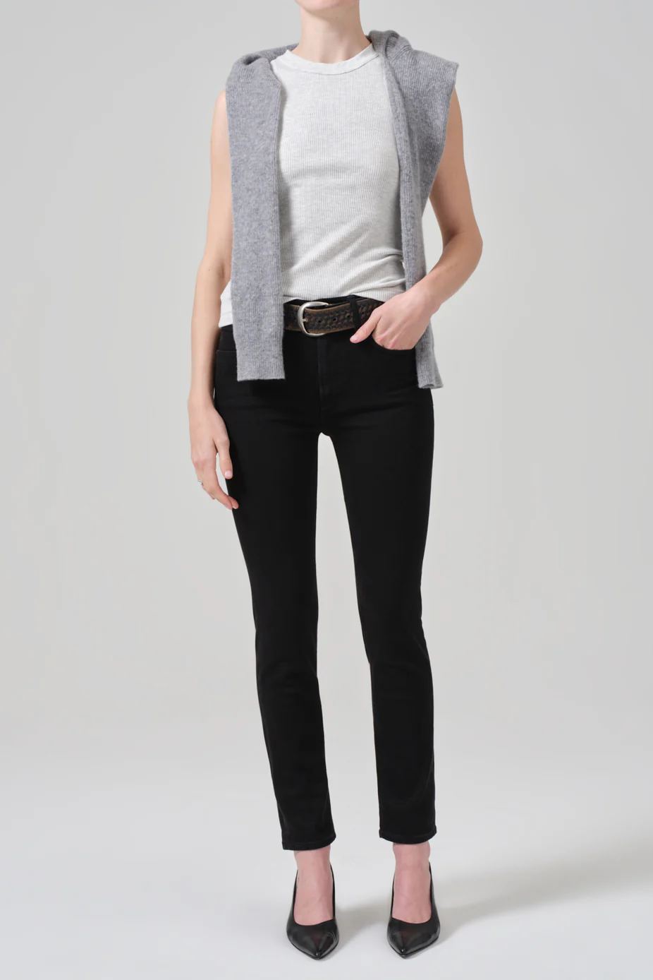 Weibliches Model trägt eine schwarze, Sloane Skinny Jeans von Citizens of Humanity