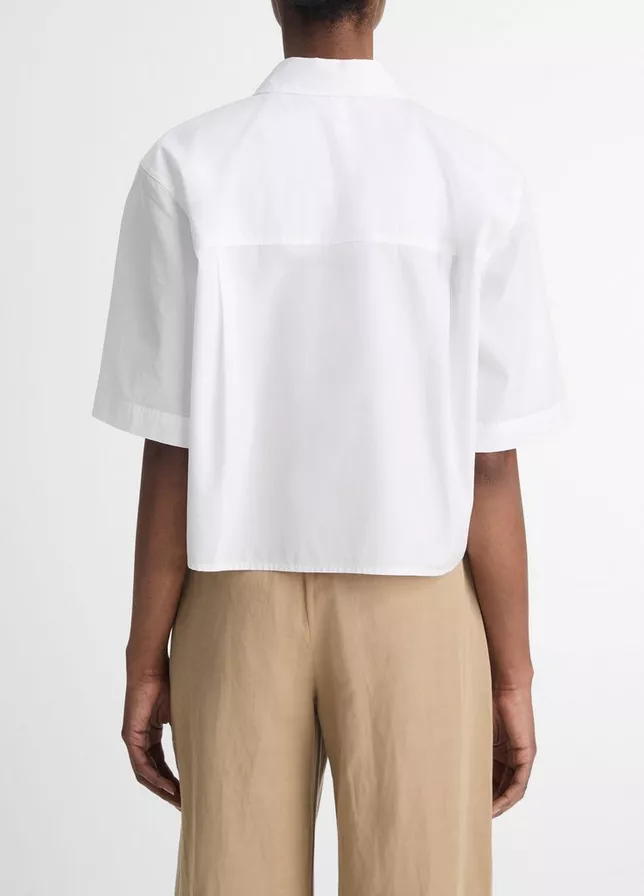 Weibliche Model trägt das weiße Cropped-Shirt von Vince.