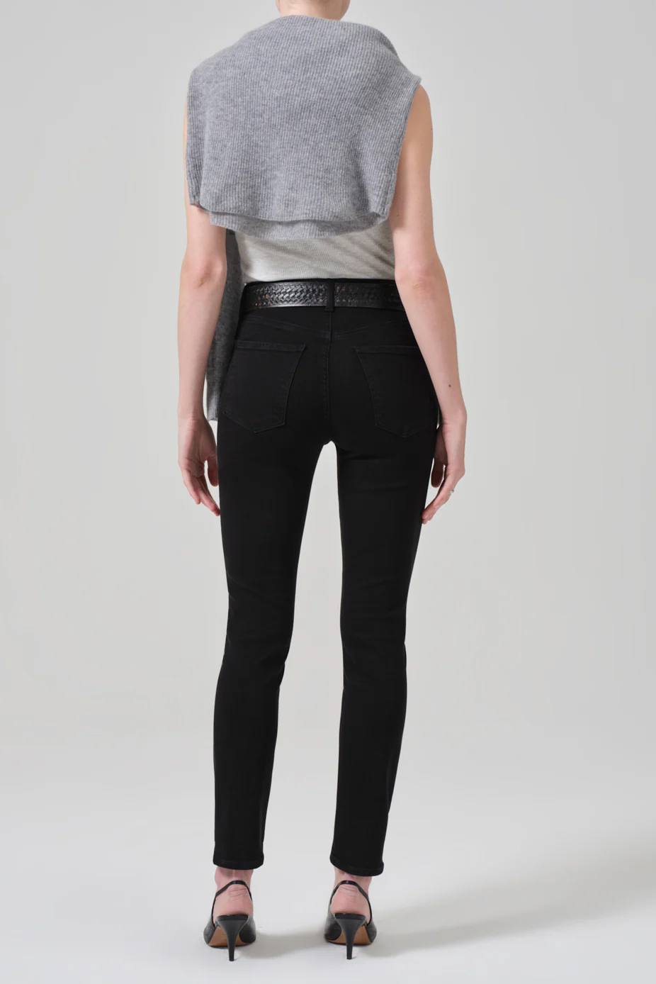 Weibliches Model trägt eine schwarze, Sloane Skinny Jeans von Citizens of Humanity