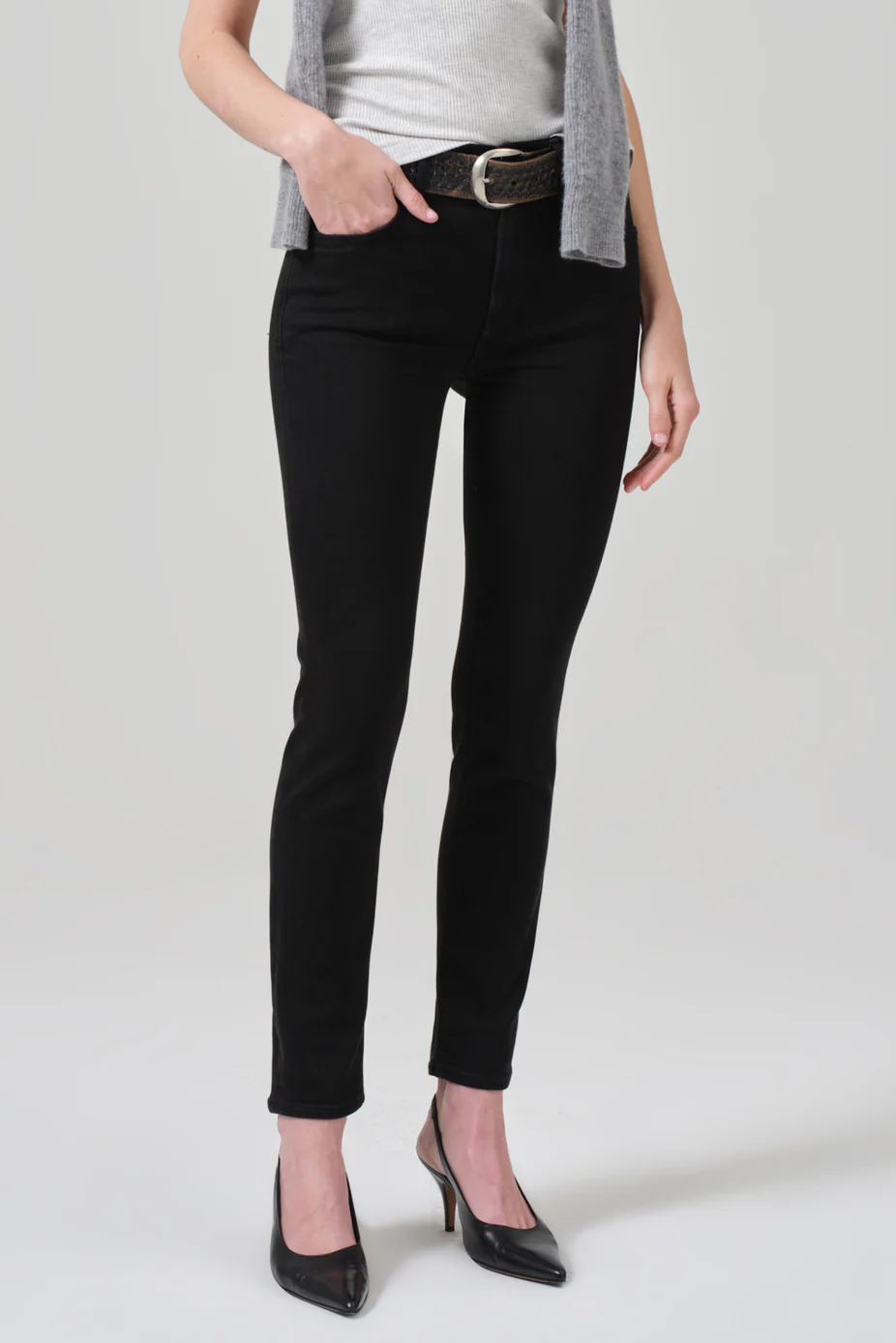 Weibliches Model trägt eine schwarze, Sloane Skinny Jeans von Citizens of Humanity