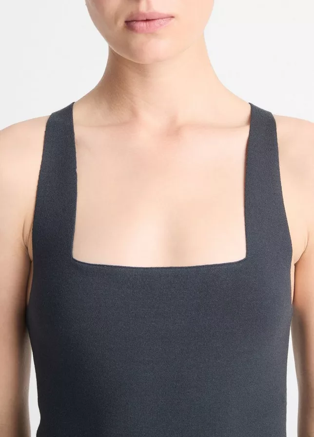 Oberes Drittel des graphitfarbenen Tanktops mit quadratischem Rückenausschnitt von Vince.