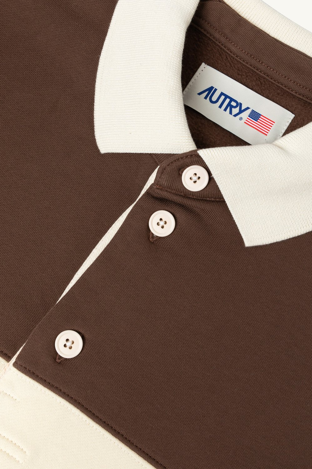 Detail des Halsausschnitts des Autry-Poloshirts.