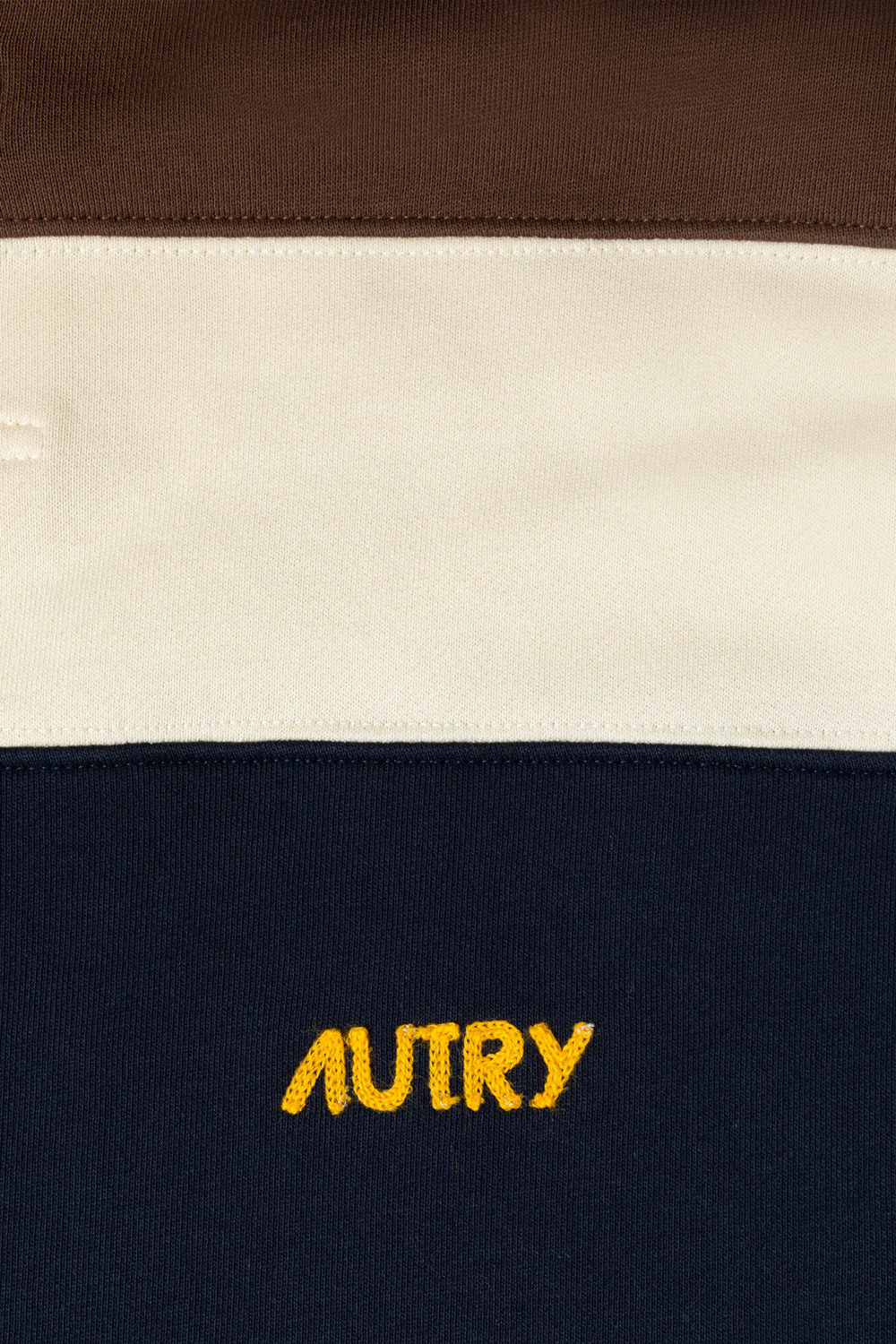 Detail des Logos des Autry-Poloshirts.