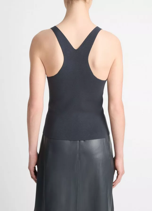 Weibliches Model trägt das graphitfarbene Tank-Top mit quadratischem Rückenausschnitt von Vince.