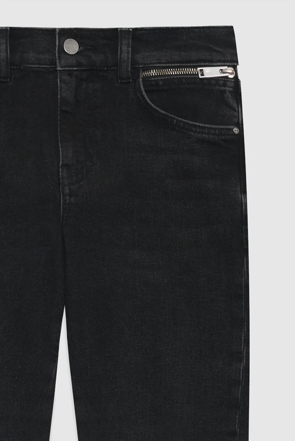 Eine schwarze Jeans mit Reißverschlüssen