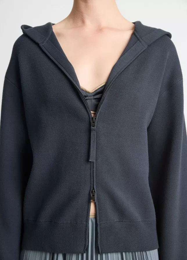 Weibliches Model trägt den farbigen graphitfarbenen Hoodie von Vince.