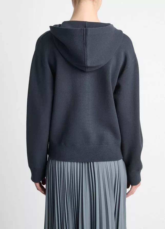 Weibliches Model trägt den farbigen graphitfarbenen Hoodie von Vince.