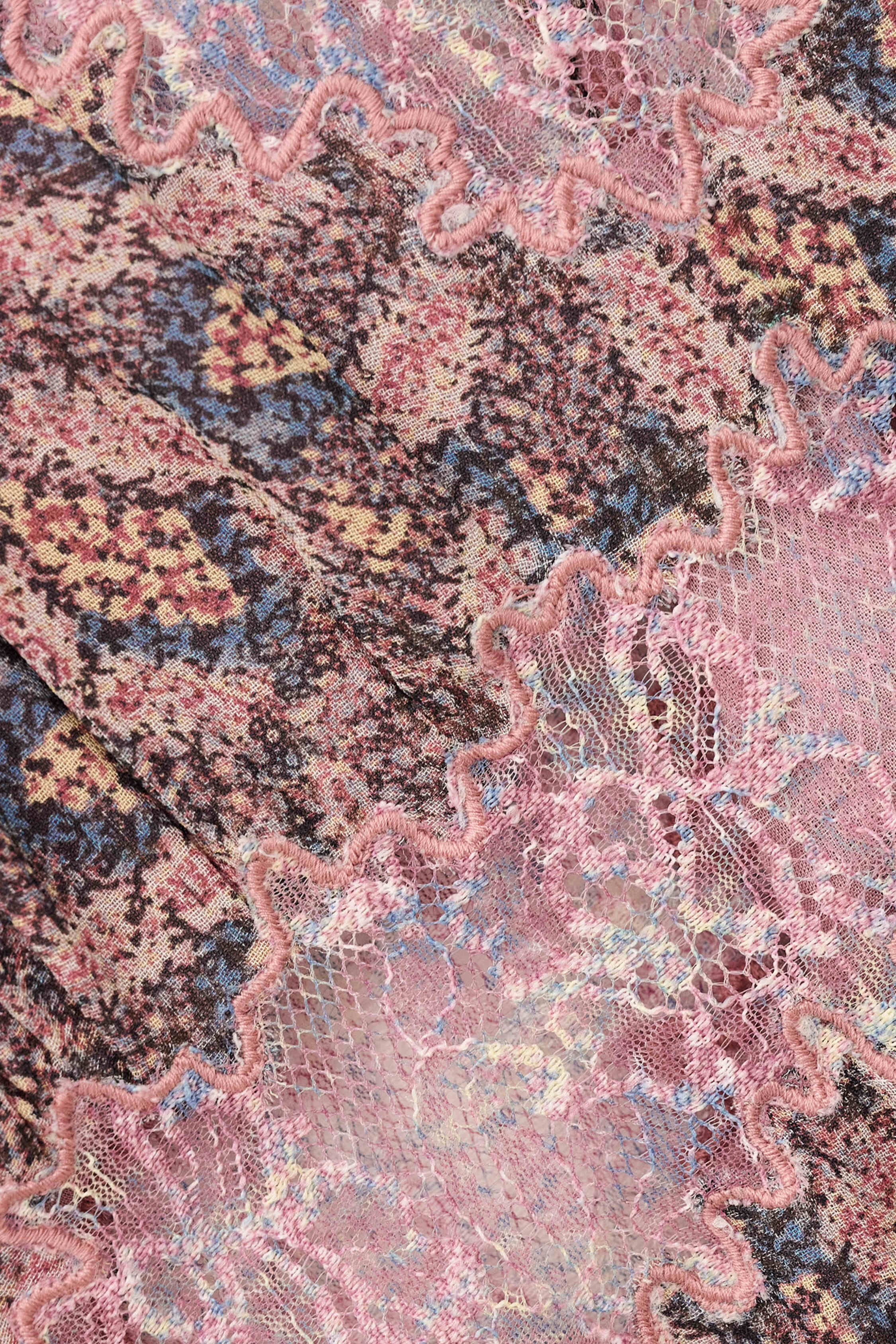 Close up: Langes Kleid mit fließendem Schnitt, schmalen Trägern, V-Ausschnitt und Einsätzen aus bedruckten Spitzenstreifen