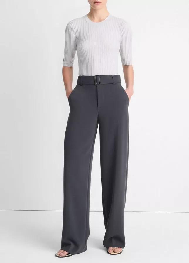 Weibliches Model trägt die High-Waist, Wide-Leg Trouser in der Farbe graphite von Vince.