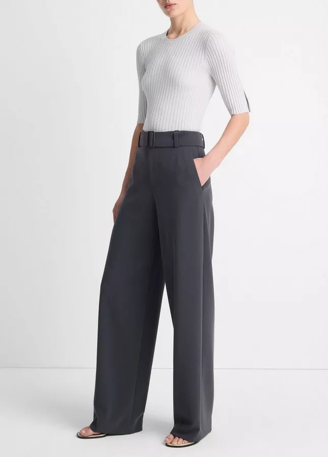 Weibliches Model trägt die High-Waist, Wide-Leg Trouser in der Farbe graphite von Vince.